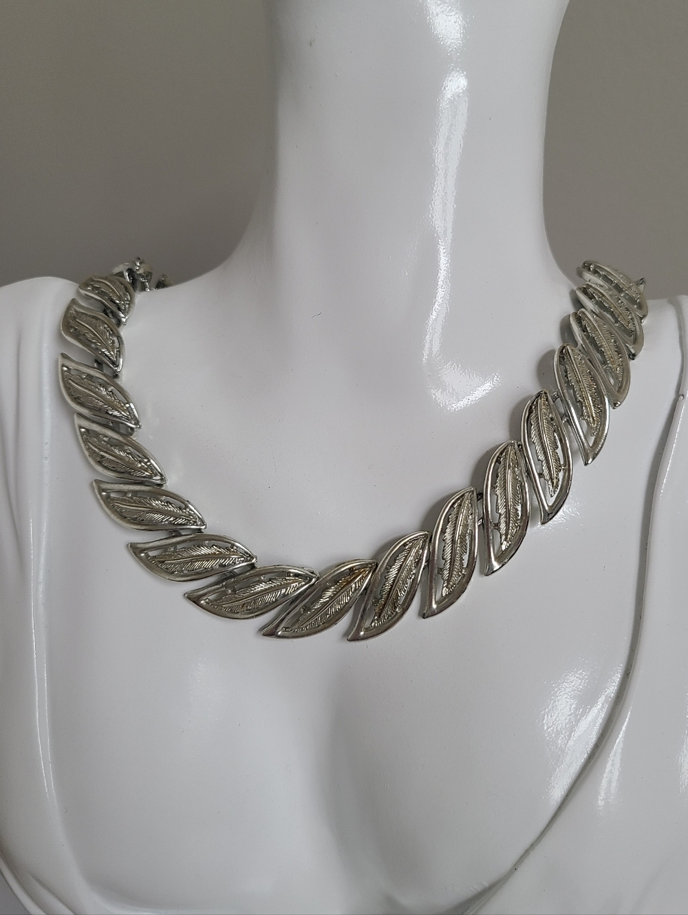 Vintage Coro Mod Silver Tone Pegasus Leaf Feather Choker Bib Evening Necklace